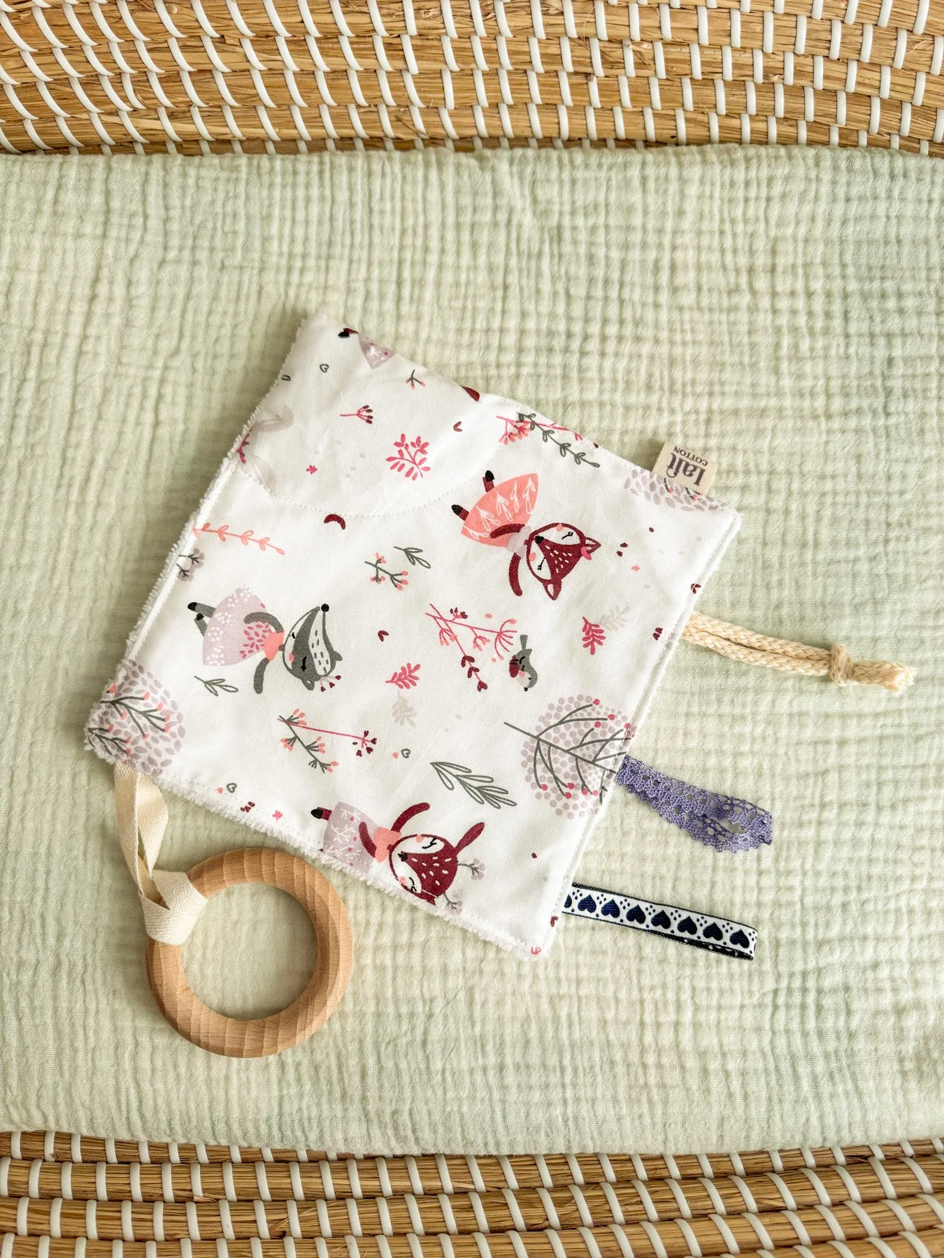 Mantita sensorial “Animales lila”